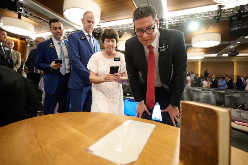 Nuevos líderes de misión hacen fila para ver y fotografiar una copia de la primera edición de 1830 del Libro de Mormón y una página del manuscrito original en el Seminario para Nuevos Líderes de Misión 2026 en el Centro de Capacitación Misional de Provo en Provo, Utah, el viernes 19 de junio de 2026.