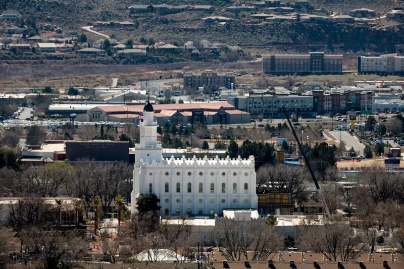 El Templo de St. George, Utah, de la Iglesia de Jesucristo de los Santos de los Últimos Días, que está cerrado por renovación, se muestra en esta foto del viernes 11 de marzo de 2022.