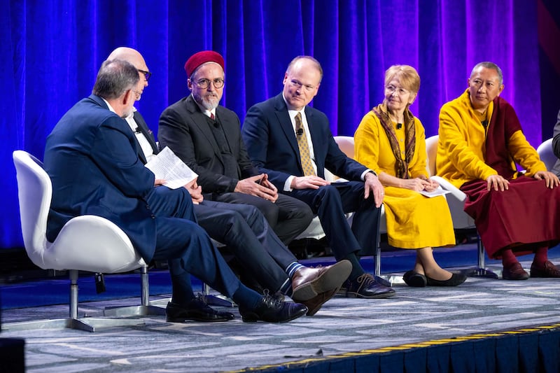 Al centro, el élder Marcus B. Nash participa en una mesa redonda con líderes religiosos en el Foro Mundial de la Fe en Washington, D. C., el martes 3 de febrero de 2026.