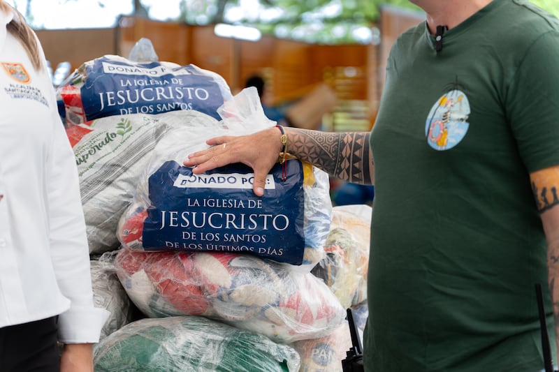 Voluntarios ayudan a preparar 1 000 kits de alimentos para distribuir a varias áreas afectadas por un terremoto en Cali, Colombia, en agosto de 2026.