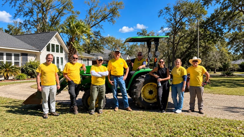Voluntarios de La Iglesia de Jesucristo de los Santos de los Últimos Días de la Estaca Tallahassee Florida hacen una pausa para una foto mientras limpian escombros después del Huracán Isaías, en Pensacola, Florida, el sábado 17 de octubre de 2026.
