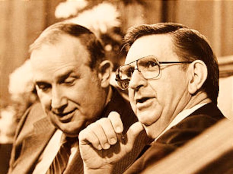 En esta foto de archivo, el élder Richard G. Scott, del Cuórum de los Doce Apóstoles, habla con el élder Marion D. Hanks el 14 de octubre de 1984.