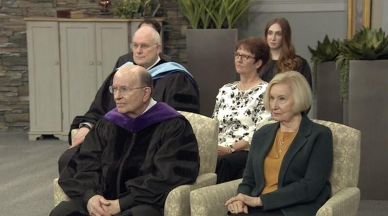 El élder Quentin L. Cook, del Cuórum de los Doce Apóstoles, y su esposa, la hermana Mary Cook, participan en la ceremonia de graduación N°134 del Ensign College, el viernes, 9 de abril de 2021.