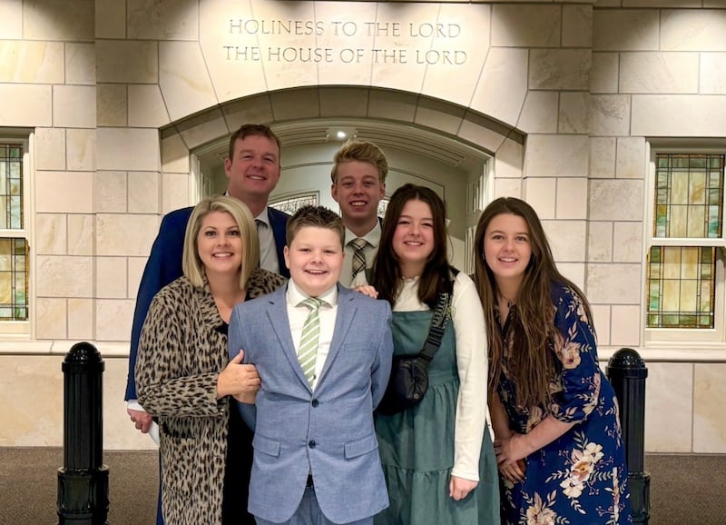 Jake Braithwaite, al centro, asiste al Templo de Provo City Center con sus padres, Steven y Hillary Braithwaite, y sus hermanos.