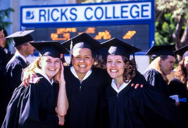 Estudiantes de Ricks College sonríen durante las ceremonias de graduación en mayo de 2000, un mes antes del anuncio de BYU-Idaho.