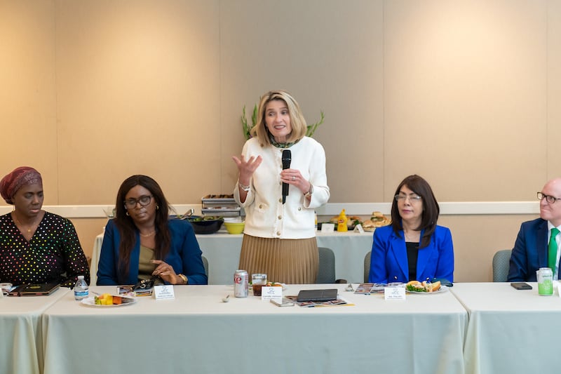 La presidenta general de la Sociedad de Socorro, Camille N. Johnson, habla durante una mesa redonda en el Centro de Visitantes del Templo de Los Ángeles, en Los Ángeles, California, el martes 17 de marzo de 2026.