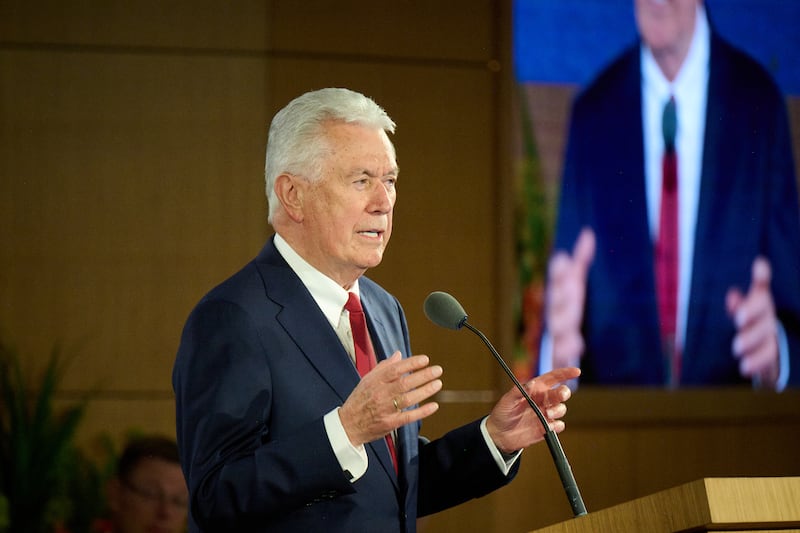 El presidente Dieter F. Uchtdorf habla durante el Seminario para Nuevos Líderes de Misión 2026 en el Centro de Capacitación Misional de Provo.
