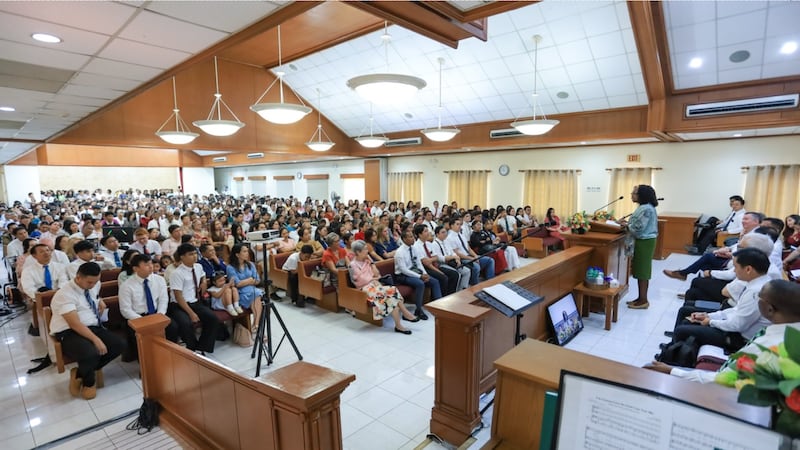La Presidenta Rosemary K. Chibota habla a más de 800 santos de los últimos días reunidos para una asamblea devocional en la ciudad de Tacloban, Filipinas, el 19 de septiembre de 2026.