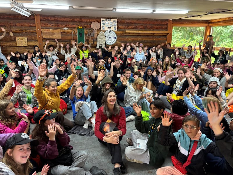 La hermana Andrea Muñoz Spannaus, segunda consejera de la presidencia general de las Mujeres Jóvenes, se une a un campamento de Mujeres Jóvenes en la Isla de Vancouver Sur, Canadá, en agosto de 2025.