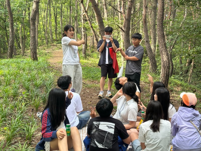 Los jóvenes juegan durante su campamento de jóvenes en el pueblo de Badukgol, Jeongsan-myeon, Cheongyang-gun, provincia de Chungcheong del Sur, Corea del Sur, el fin de semana del 31 de julio al 2 de agosto de 2025.