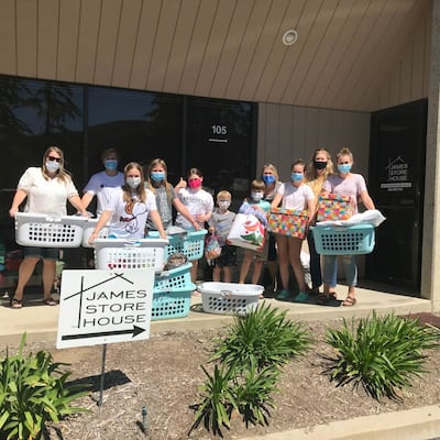 Rachel Driggs, tercera desde la derecha, y varios familiares entregan regalos y suministros de cumpleaños a James Storehouse de California como parte de un proyecto JustServe en curso para ayudar a los niños de crianza temporal locales.