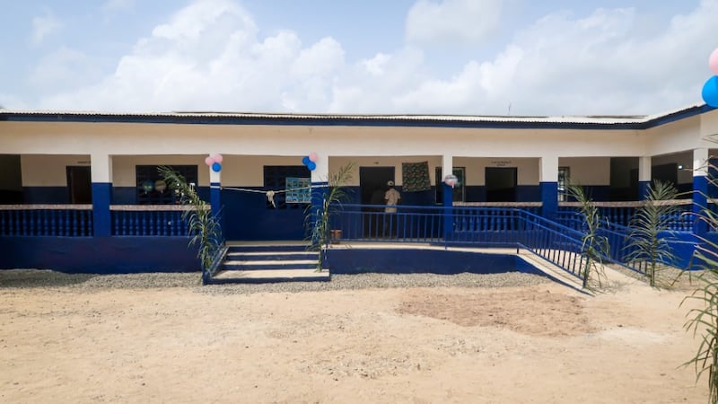 Un edificio de aulas renovado, donado por la Iglesia y entregado en el condado de Lower Margibi, Liberia, el 21 de febrero de 2026.