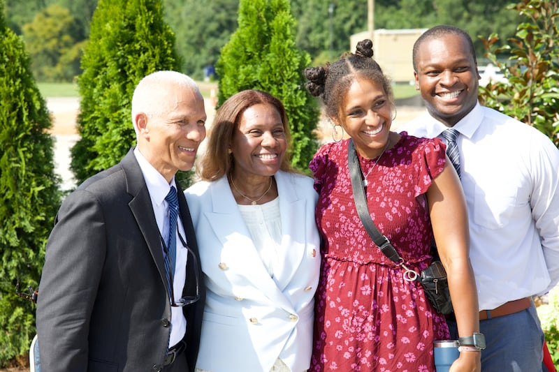 Élder John D. Amos, Setenta Autoridad General y miembro de la presidencia del Área Sureste de Estados Unidos de la Iglesia, a la izquierda; y su esposa, hermana Michelle Amos, segunda desde la izquierda, posan para una foto con los invitados después de la ceremonia de inauguración del Templo de Huntsville, Alabama, el sábado 15 de agosto de 2026, en Madison, Alabama.