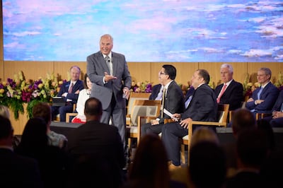 El élder Ronald A. Rasband hace un gesto hacia dos de sus misioneros retornados, Dustin Matsumori y Justin Starr, durante el Seminario para Nuevos Líderes de Misión 2022 el viernes, 24 de junio de 2022 en el Centro de Capacitación Misional de Provo.