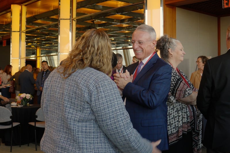 El élder Ulisses Soares del Cuórum de los Doce Apóstoles habla con los participantes en el Foro sobre la Fe 2026 en la Universidad de Nueva York en Greenwich Village el miércoles, 14 de octubre de 2026.