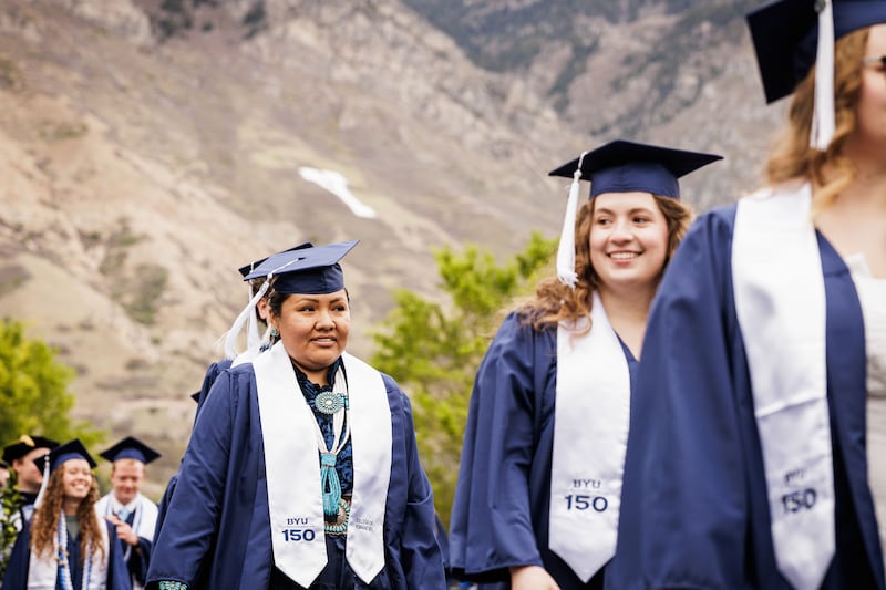 Los graduados de BYU hacen fila afuera del Marriott Center en preparación para la ceremonia de graduación el jueves 23 de abril de 2026, en Provo, Utah.