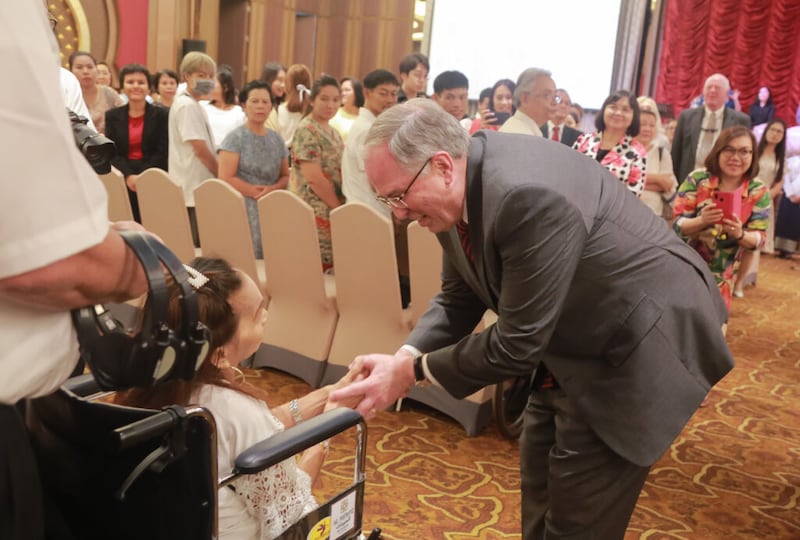 El élder Neil L. Andersen saluda a los miembros durante una reunión con los miembros en Bangkok, Tailandia, el 12 de enero de 2020.