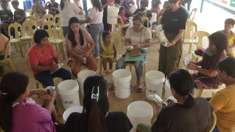 Miembros de la comunidad arman unidades de filtración en la Escuela Primaria Dimantal, en Bugallon, Pangasinán, Filipinas, el 23 de abril de 2026.