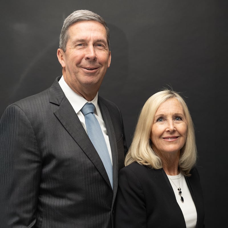 Michael S. Wilstead y Denise Wilstead, quienes servirán como presidente y directora del Templo de Red Cliffs, Utah, a partir de septiembre de 2026.