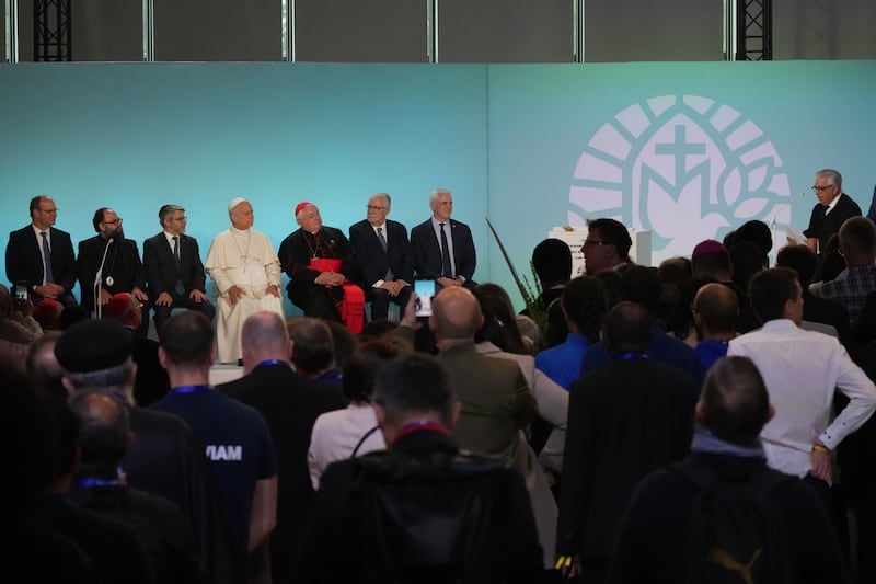 De izquierda a derecha: Christian Krieger, presidente de la Federación Protestante de Francia; Obispo Dimitrios (Ploumis), Metropolita Ortodoxo Griego de Francia; Haïm Korsia, Rabino Jefe de Francia; Papa León XIV; Presidente de la Conferencia de Obispos Franceses, Cardenal Jean-Marc Aveline; Chems-eddine Hafiz, rector de la Gran Mezquita de París, y Anthony Boussemart, representante de los budistas franceses, asisten a una reunión interreligiosa en el Centro de Convenciones Robert Schuman, lunes 28 de septiembre de 2026, en Metz, Francia.