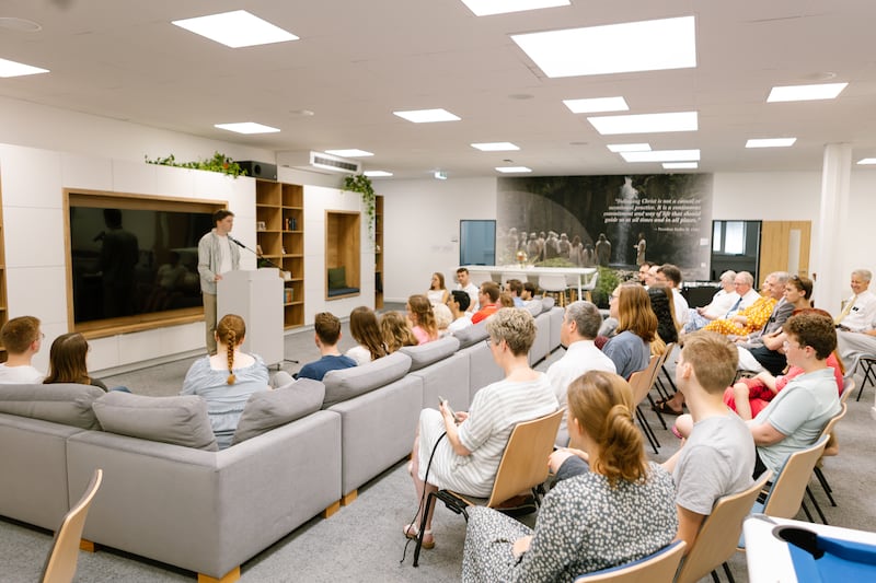 Lars Wiborny habla a un grupo en la casa abierta pública del Instituto de Religión de Fráncfort en Fráncfort, Alemania, el 27 de junio de 2026.