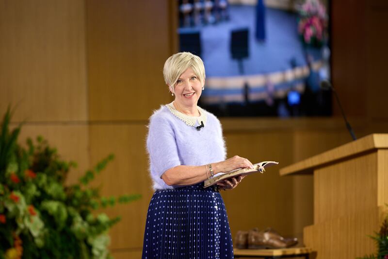La presidenta general de las Mujeres Jóvenes, Emily Belle Freeman, miembro del Consejo Ejecutivo Misional de la Iglesia, habla durante el Seminario para Nuevos Líderes de Misión 2026 el sábado 20 de junio de 2026, en el Centro de Capacitación Misional de Provo en Provo, Utah.