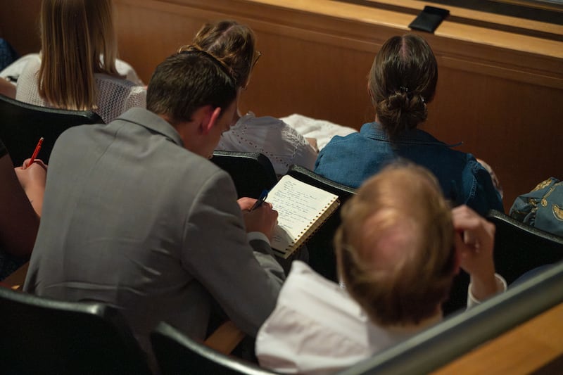 Los estudiantes escuchan al élder Gérald Caussé, del Cuórum de los Doce Apóstoles, mientras ofrece un devocional en BYU–Idaho el domingo, 14 de junio de 2026.