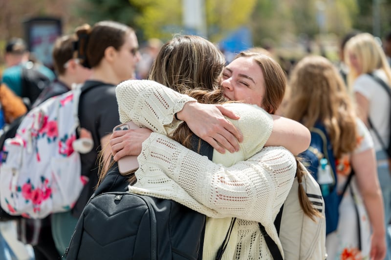 Los estudiantes de la Universidad Brigham Young–Idaho se abrazan después de un devocional en el campus con el presidente Alvin F. Meredith III y su esposa, la hermana Jennifer Meredith, el martes, 21 de abril de 2026, en Rexburg, Idaho.