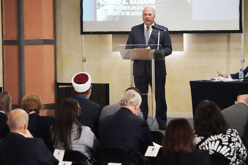 El élder Ronald A. Rasband, del Cuórum de los Doce Apóstoles de La Iglesia de Jesucristo de los Santos de los Últimos Días, habla durante la sesión sobre Libertad de religión y creencias: La protección de las minorías durante el Foro Interreligioso del G20 en Bolonia, Italia, el lunes, 13 de septiembre de 2021.