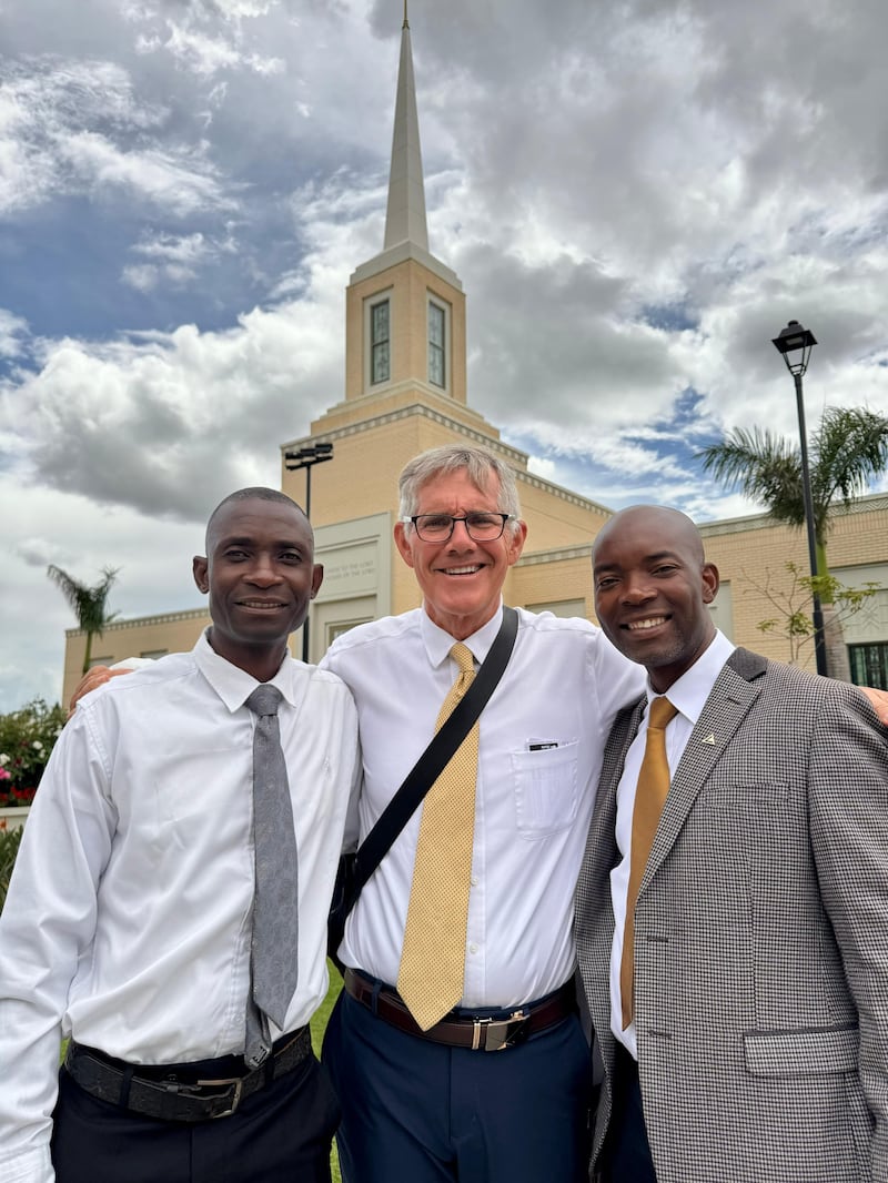 Tres hombres están afuera del Templo de Harare, Zimbabue.