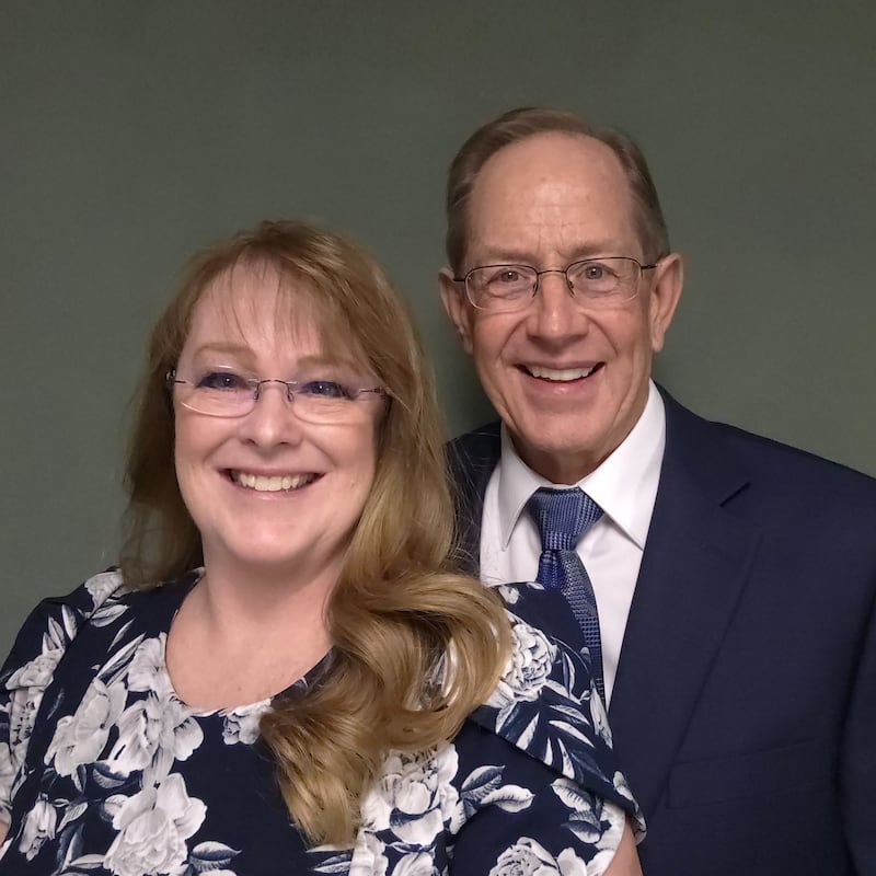 Lance C. Brimhall y Heather Brimhall, quienes servirán como presidente y directora del Templo de Helena, Montana, a partir de julio de 2026.