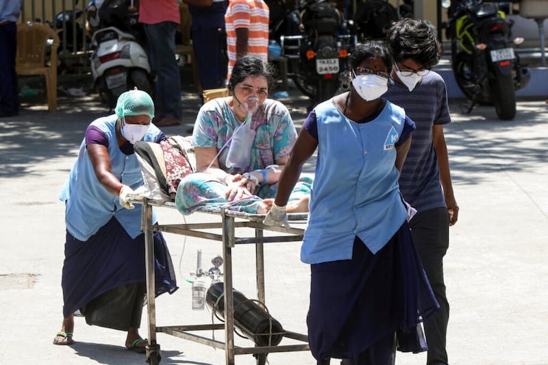 Un paciente con COVID-19 con soporte de oxígeno es llevada al Hospital General Rajiv Gandhi en Chennai, India, el lunes, 17 de mayo de 2021.