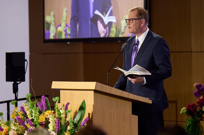 El élder Gary E. Stevenson, del Cuórum de los Doce Apóstoles de la Iglesia de Jesucristo de los Santos de los Últimos Días, se dirige a los líderes de misión durante el Seminario para Nuevos Líderes de Misión 2022, el viernes, 24 de junio de 2022.