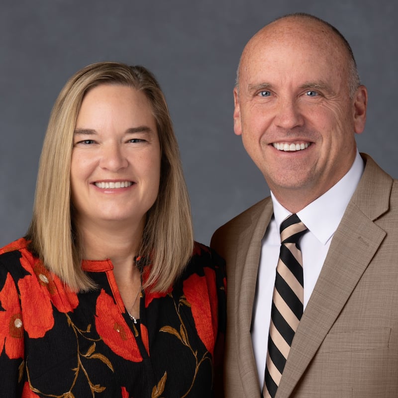Scott A. Jensen y Amy B. Jensen, quienes servirán como presidente y compañera de la Misión California Roseville a partir de julio de 2026.