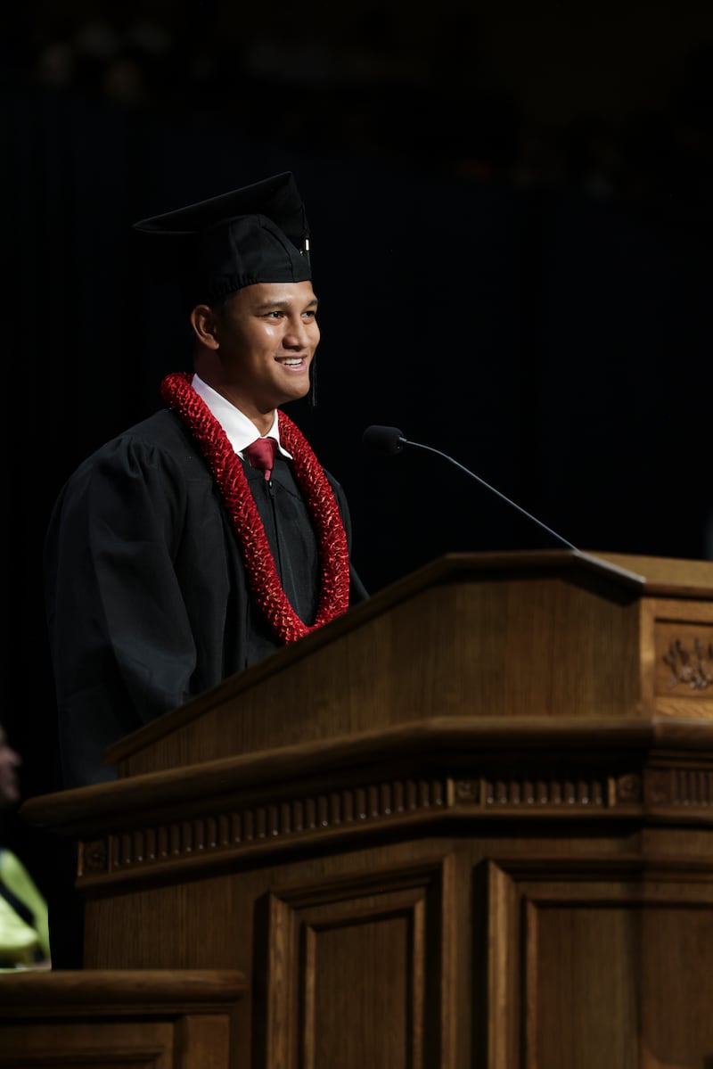 Timothy Putra Samad, un graduado de Indonesia, habla durante la ceremonia de graduación de invierno de BYU–Hawaii el viernes 17 de abril de 2026 en Laie, Hawái.