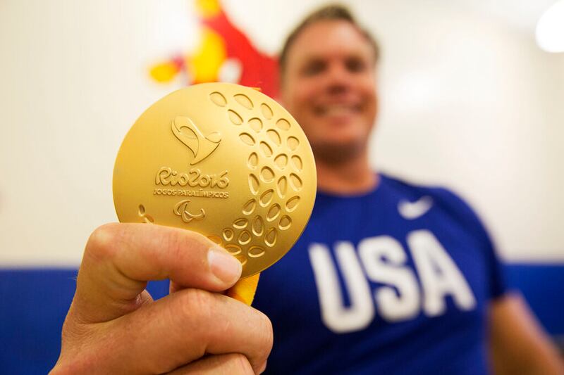 El paralímpico David Blair posa para una foto con su medalla de oro en Eagle Mountain, Utah, el 19 de septiembre de 2016.
