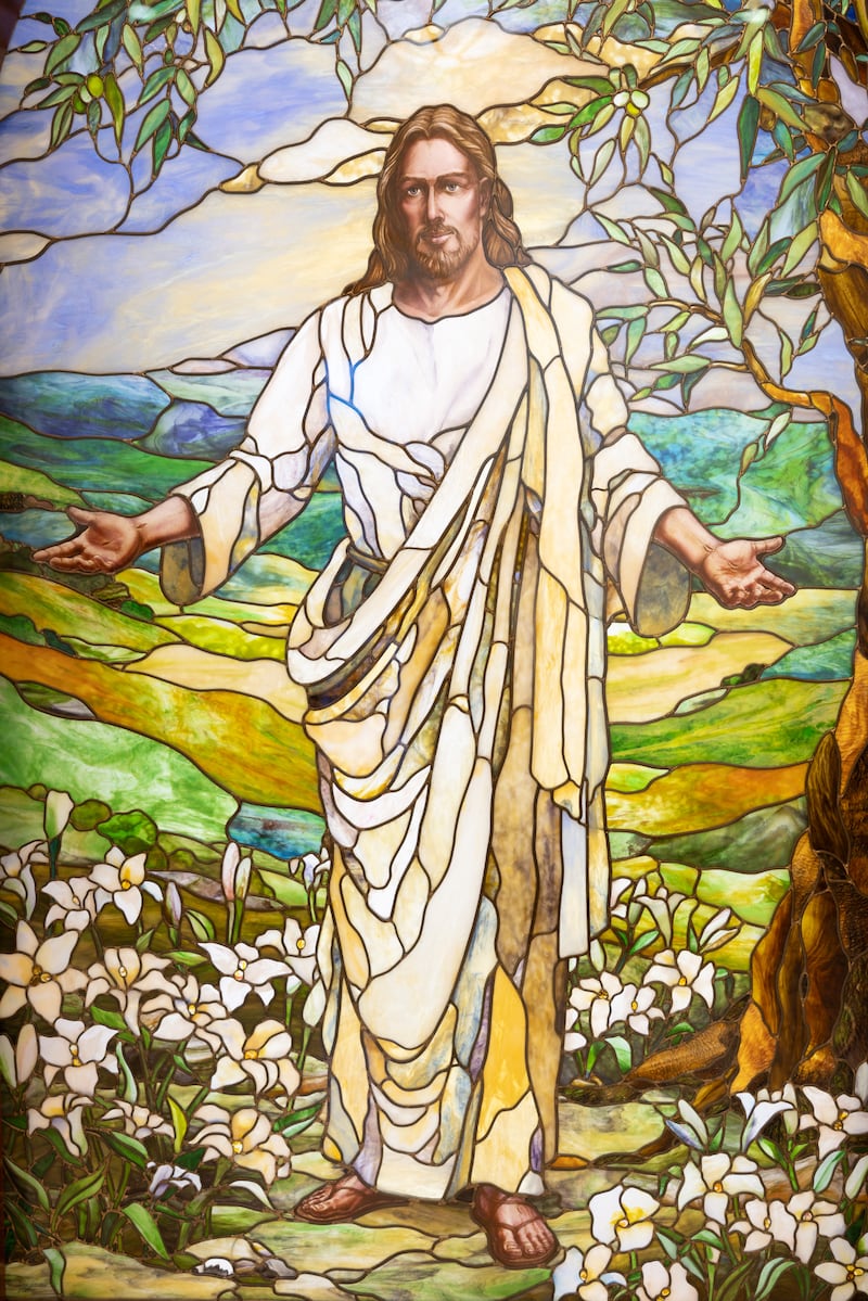 Vitrales en el Centro de Visitantes del Templo de París, Francia, en Versalles, Francia. Foto tomada el viernes 27 de febrero de 2026.
