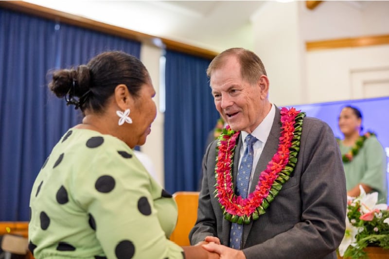 El élder Gary E. Stevenson, del Cuórum de los Doce Apóstoles, se reúne con líderes locales de la Iglesia en Apia, Samoa, el 23 de mayo de 2026.