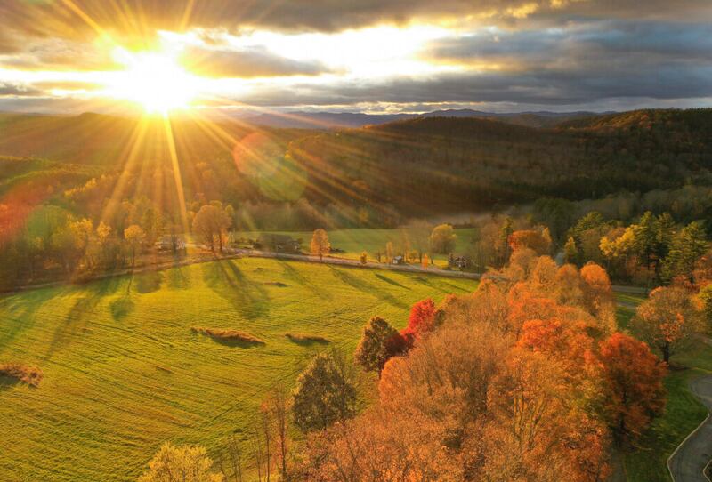 El sol se pone en el Monumento en el lugar de nacimiento de José Smith en Sharon, Vermont, el 18 de octubre de 2019.