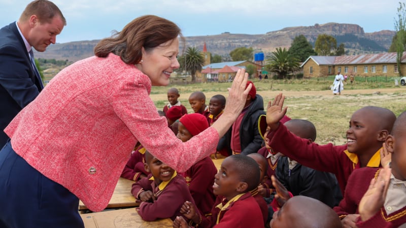 La presidenta general de la Primaria, Susan H. Porter, choca las manos con un niño en la Escuela Primaria St. Louis cerca de Maseru, Lesoto, el viernes 5 de septiembre de 2025.