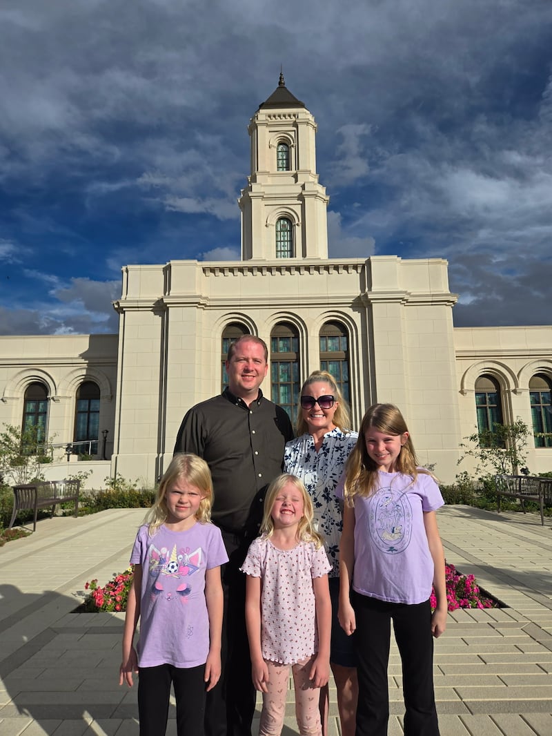 Luke Hopkin, atrás a la izquierda, y su esposa, Sara Hopkin, se paran con sus hijas Kapree, Violet y Alyce Hopkin fuera del Templo de Cody, Wyoming en 2026.