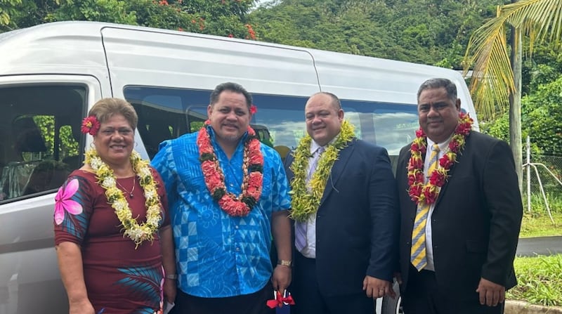 De izquierda a derecha: June Scanlan Lui, directora general y directora ejecutiva del Ministerio de Salud de Samoa; el ministro asociado de Salud Motuopua’a Seve Henney Henry Papali’i; y el élder H. Jason Joseph y el élder Denny Fa’alogo, ambos Setentas de Área de La Iglesia de Jesucristo de los Santos de los Últimos Días, posan para una foto durante un evento de entrega en el Hospital Tupua Tamasese Meaole en Apia, Samoa, el 21 de abril de 2026.