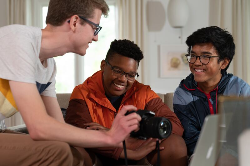 Joshua, a la izquierda, un presbítero de una estaca piloto en Columbus, Ohio, muestra a su cuórum su amor por la filmación. Juntos hicieron un video para una actividad como parte del programa Niños y Jóvenes.