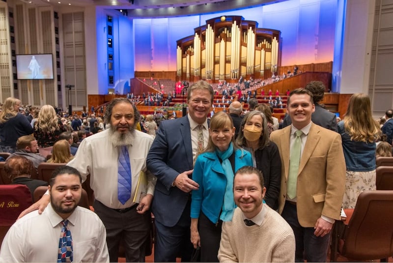 Andrea Brett sonríe con amigos y familiares en el Centro de Conferencias en Salt Lake City el 6 de abril de 2025.