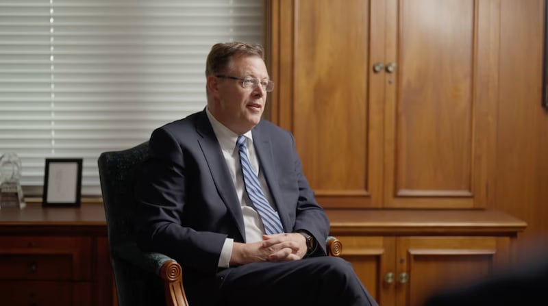 El élder Clark G. Gilbert habla en su oficina en Salt Lake City en un video publicado el lunes, 18 de mayo de 2026.