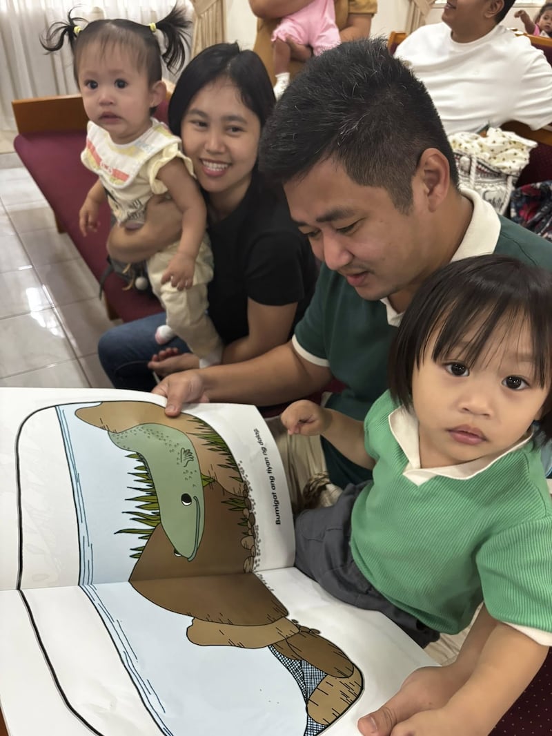 Una familia lee un libro sobre nutrición durante la primera evaluación del Programa de Nutrición Infantil realizada en el Centro de Estaca Caloocan Filipinas el 24 de enero de 2026.