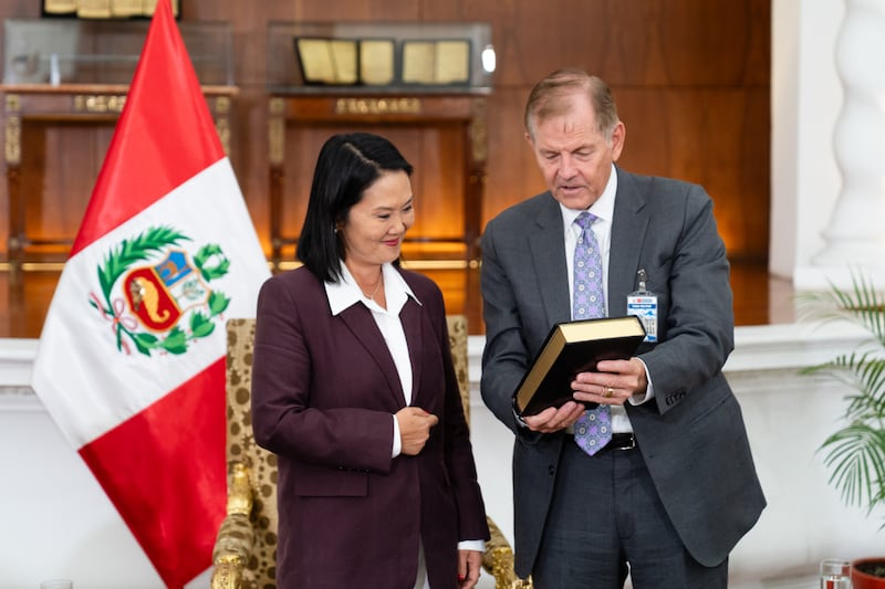 El élder Gary E. Stevenson del Cuórum de los Doce Apóstoles de La Iglesia de Jesucristo de los Santos de los Últimos Días regala un ejemplar del Libro de Mormón a la presidenta peruana Keiko Fujimori Higuchi, como parte de un ministerio en el país sudamericano el jueves, 27 de agosto de 2026, en el Palacio de Gobierno en Lima, Perú.