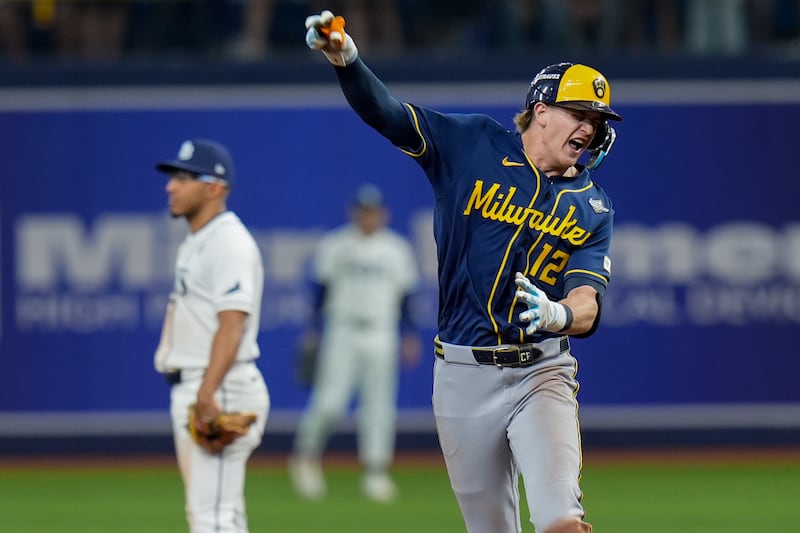 El campista de los Cerveceros de Milwaukee Cooper Pratt celebra su jonrón solitario durante la duodécima entrada del Juego 4 de la Serie Mundial de béisbol, miércoles 28 de octubre de 2026, en San Petersburgo, Florida, entre los Cerveceros de Milwaukee y los Rayos de la Bahía de Tampa.