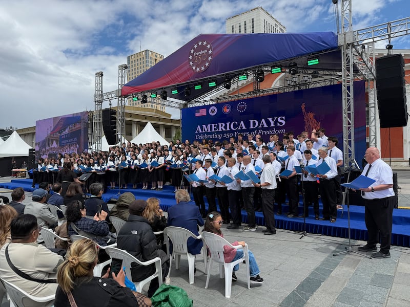Miembros de La Iglesia de Jesucristo de los Santos de los Últimos Días cantan "America the Beautiful" como parte de una celebración de "Días de América" en Ulán Bator, Mongolia, el 6 de junio de 2026.