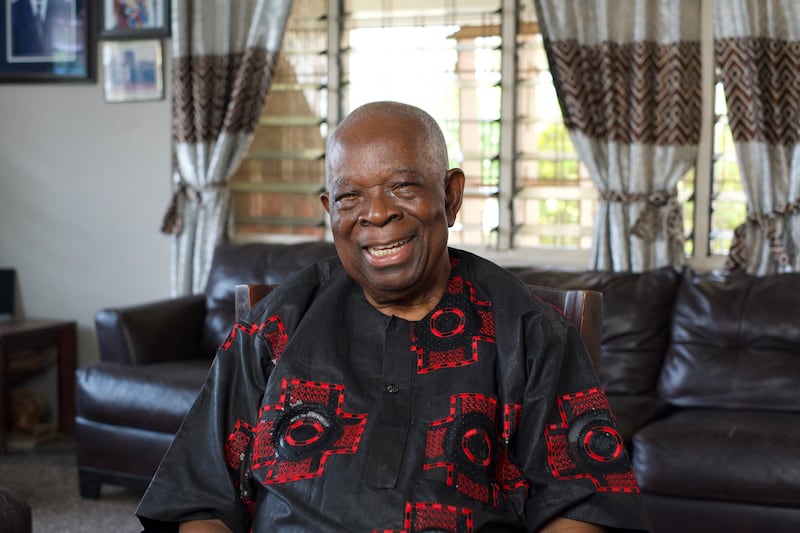Emmanuel A. Kissi, quien sirvió como presidente interino de la Misión Ghana Acra de 1989 a 1991 durante "La Congelación", es entrevistado para una serie documental.